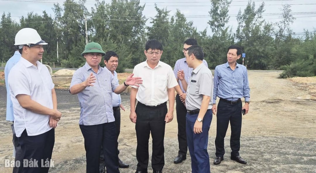 សមមិត្ត Truong Cong Thai អនុប្រធានគណៈកម្មាធិការប្រជាជនខេត្ត បានស្នើឱ្យអង្គភាពនានាសម្របសម្រួល ដើម្បីពន្លឿនដំណើរការឈូសឆាយដីដែលនៅសល់ ដើម្បីប្រគល់ឱ្យអ្នកម៉ៅការសំណង់។