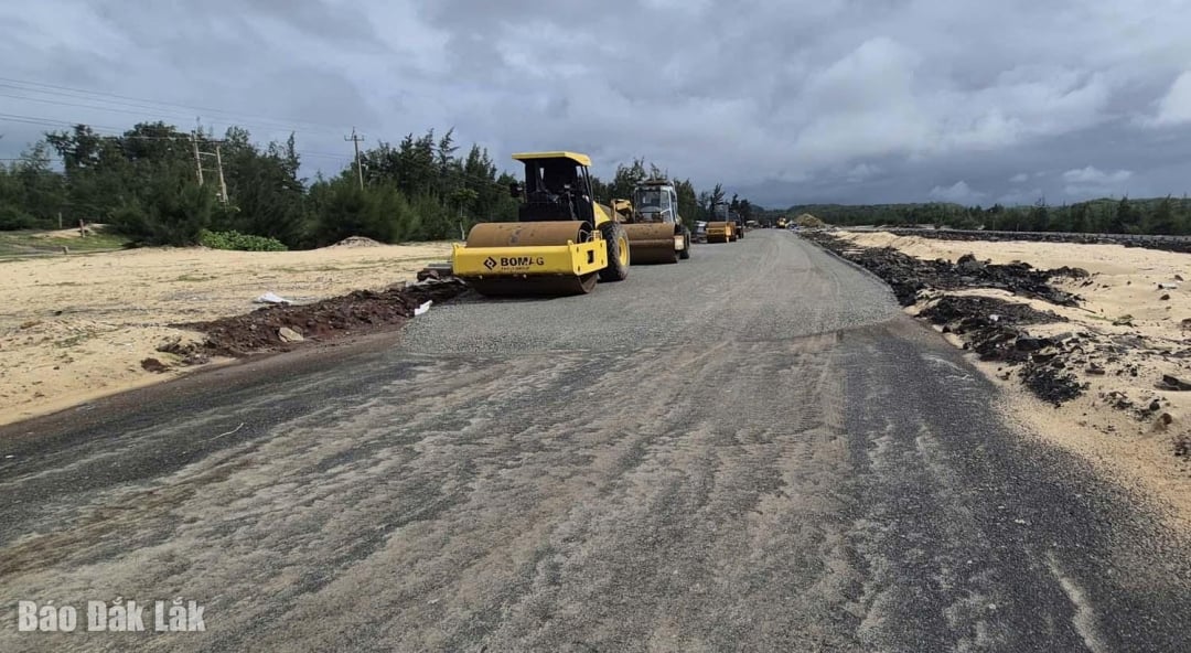 ការសាងសង់កំណាត់ផ្លូវឆ្លងកាត់ឃុំអូរឡង់។