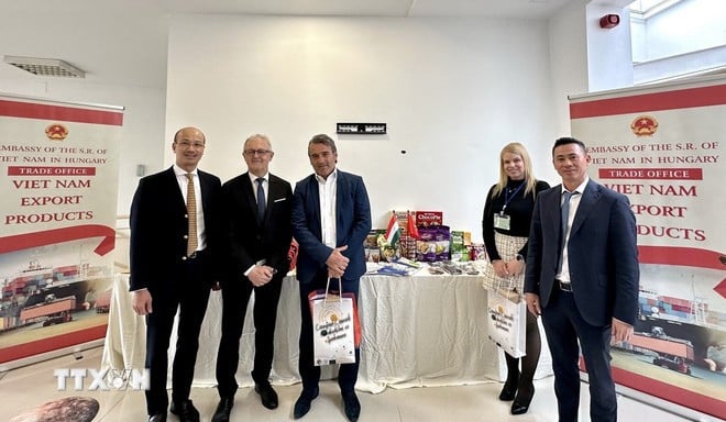 שגריר וייטנאם בהונגריה, בוי לה תאי (משמאל) ונציגיו צילמו תמונה למזכרת בכנס. (צילום: VNA)