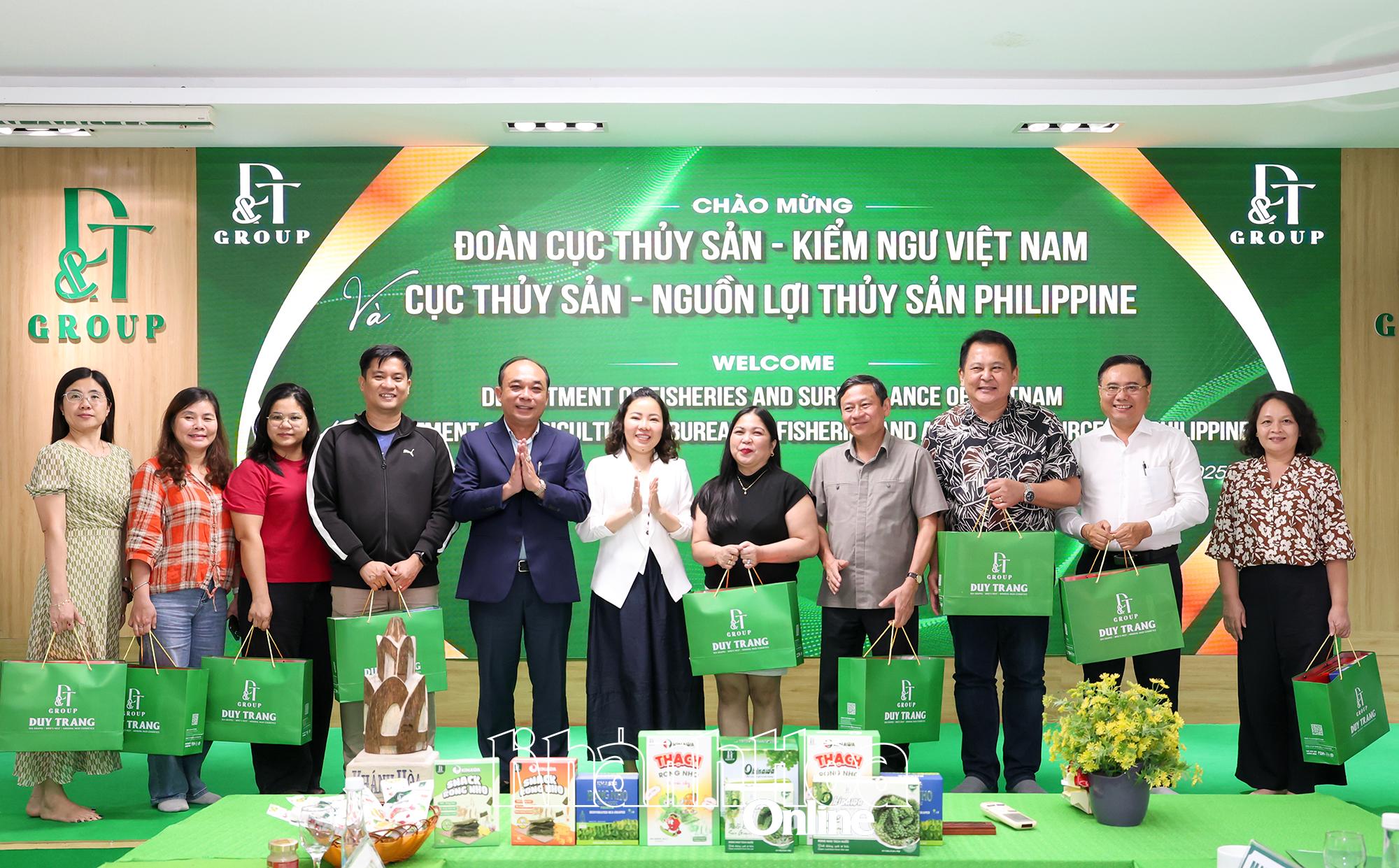 D&T Group leaders gave gifts and took souvenir photos with the delegation.