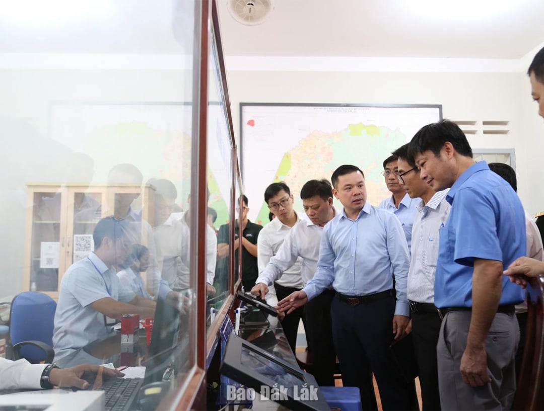 Zastępca sekretarza Komitetu Partii Prowincjonalnej Dak Lak, Do Huu Huy, dokonał inspekcji Centrum Obsługi Administracji Publicznej Gminy Ea Sup.