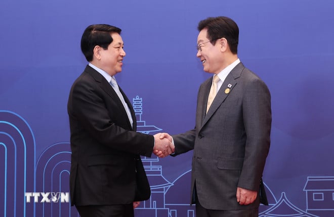 দক্ষিণ কোরিয়ার প্রেসিডেন্ট লি জায়ে মিউং প্রেসিডেন্ট লুং কুওংকে স্বাগত জানিয়েছেন। (ছবি: লাম খান/ভিএনএ) ttxvn-chu-tich-nuoc-du-chieu-dai-chao-mung-cua-tong-thong-han-quoc-8372866.jpg