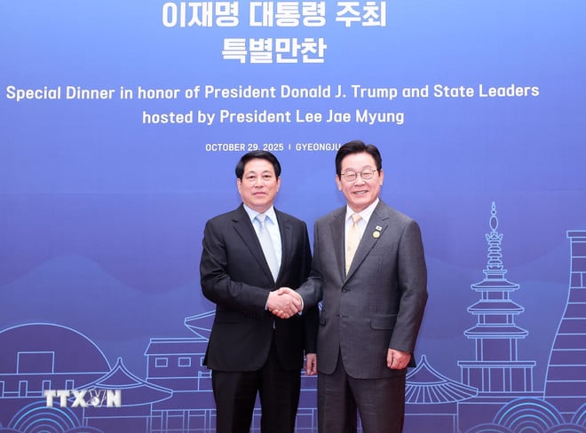 দক্ষিণ কোরিয়ার প্রেসিডেন্ট লি জায়ে মিউং প্রেসিডেন্ট লুং কুওংকে স্বাগত জানিয়েছেন। (ছবি: লাম খান/ভিএনএ) ttxvn-chu-tich-nuoc-du-chieu-dai-chao-mung-cua-tong-thong-han-quoc-8372865.jpg