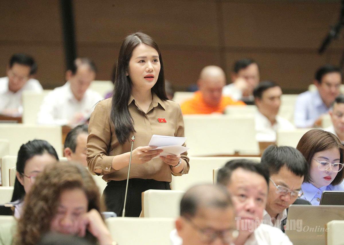 Nationalförsamlingsdelegaten Vuong Thi Huong talar under diskussionen.