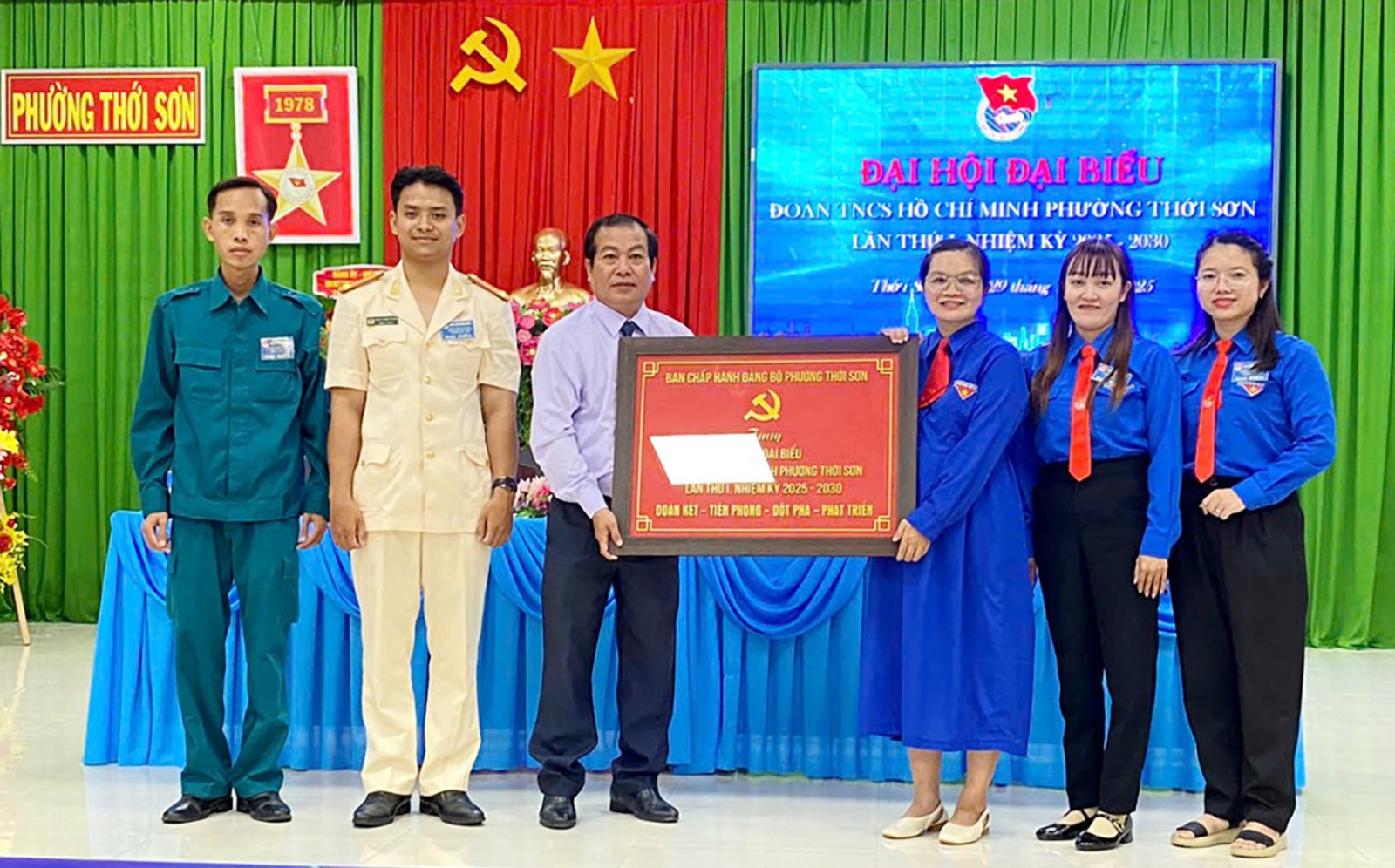 A União da Juventude do Bairro de Thoi Son realiza 600 projetos e tarefas para jovens.