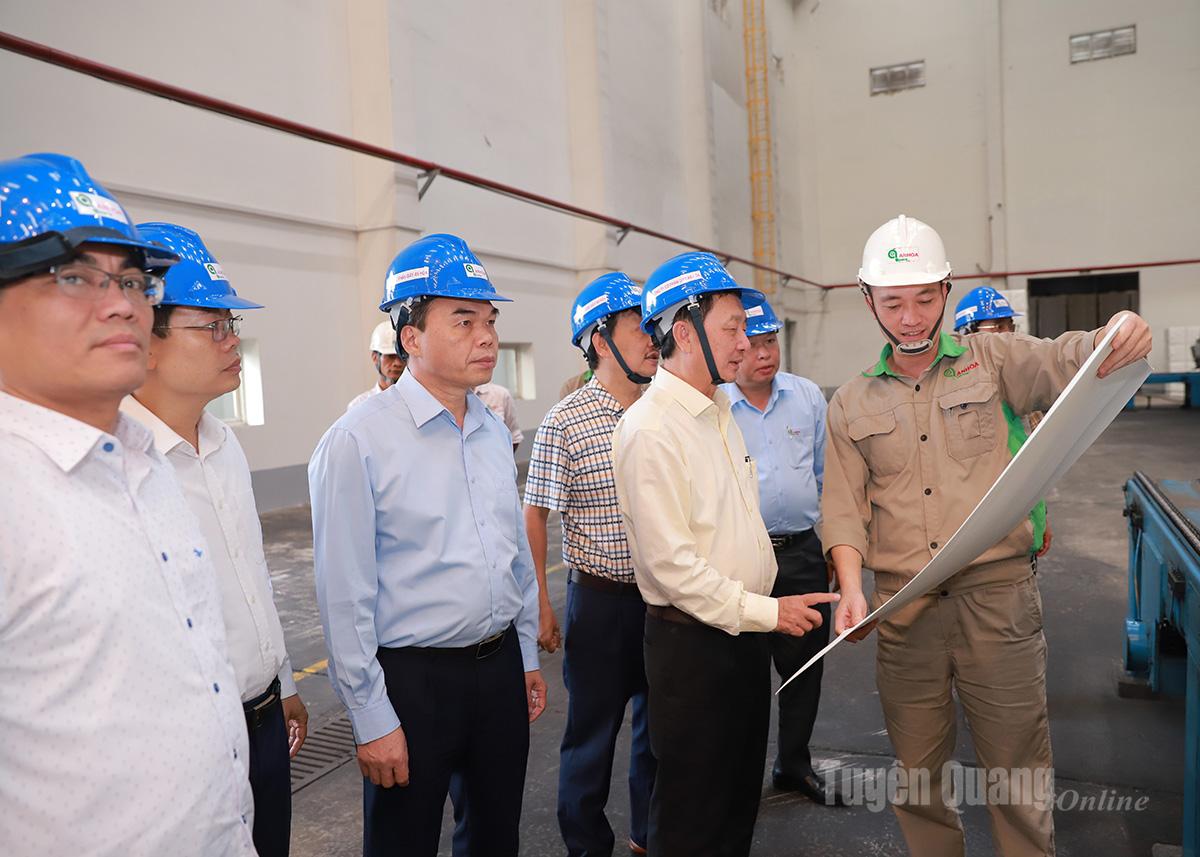 លោក Huynh Thanh Dat អនុប្រធានគណៈកម្មាធិការឃោសនា និងចលនាមហាជនមជ្ឈិម ក៏បានទស្សនាផលិតផលរបស់ក្រុមហ៊ុនដោយផ្ទាល់ផងដែរ។