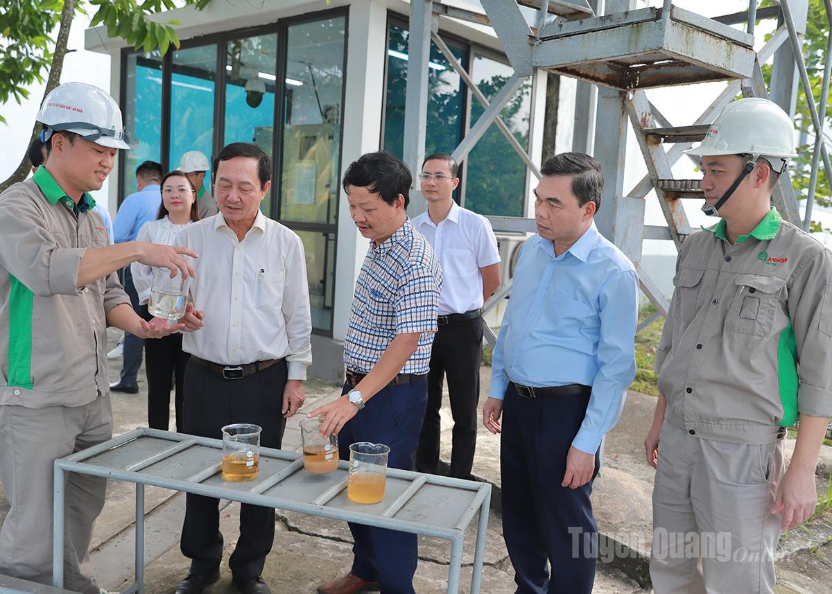 ក្រុមការងារបានចុះពិនិត្យតំបន់បញ្ចេញទឹកសំណល់ និងគុណភាពទឹកសំណល់ក្នុងអំឡុងពេលដំណើរការផលិតក្រដាស បន្ទាប់ពីការព្យាបាលរួច។