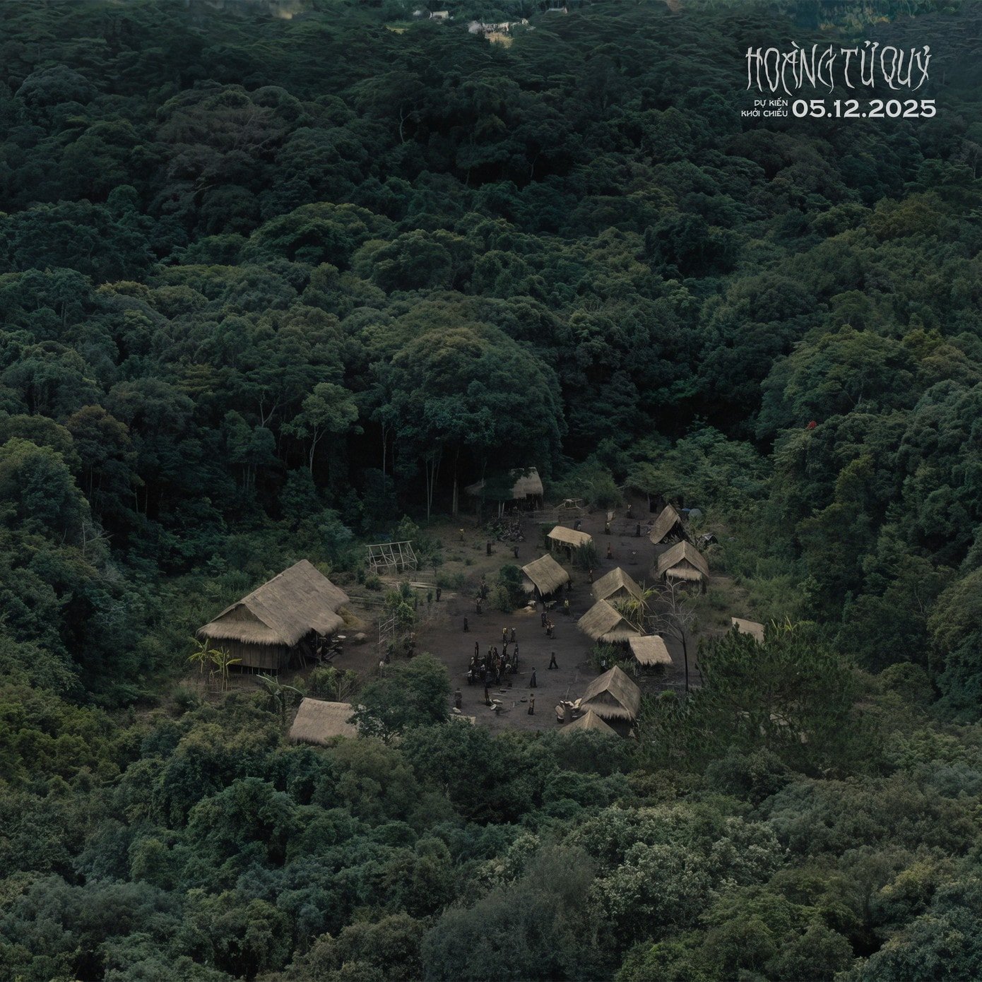 ডেমন প্রিন্স ছবির একটি কোণে সাধারণ খড়ের ঘর রয়েছে।