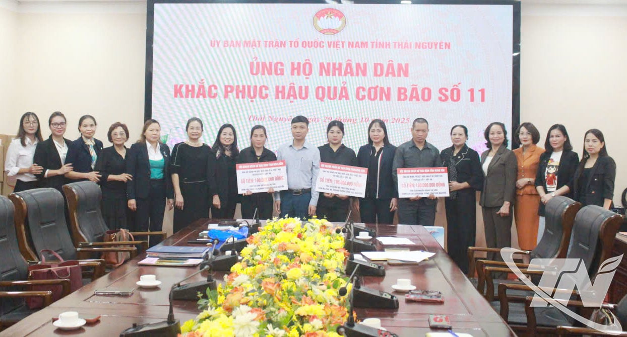 តំណាងសមាគមសហគ្រិនស្ត្រី Thai Binh ខេត្ត Hung Yen បានប្រគល់ថវិកាឧបត្ថម្ភសម្រាប់ការសាងសង់លំនៅឋានសម្រាប់គ្រួសារចំនួន ៣ នៅឃុំ Nghinh Tuong។