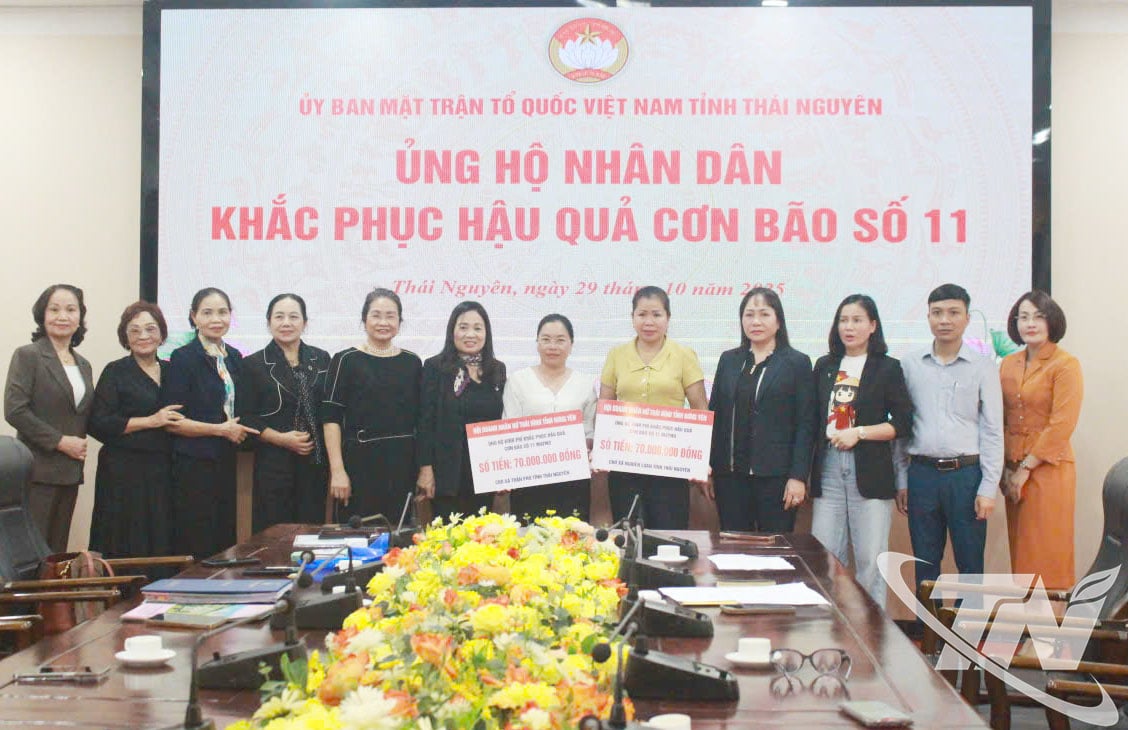 គណៈប្រតិភូបានប្រគល់ថវិកាសង្គ្រោះគ្រោះមហន្តរាយដល់តំណាងឃុំ Nghien Loan និង Tran Phu។