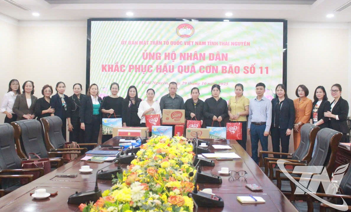 គណៈប្រតិភូបានជូនអំណោយដល់មូលដ្ឋាន និងអង្គភាព។