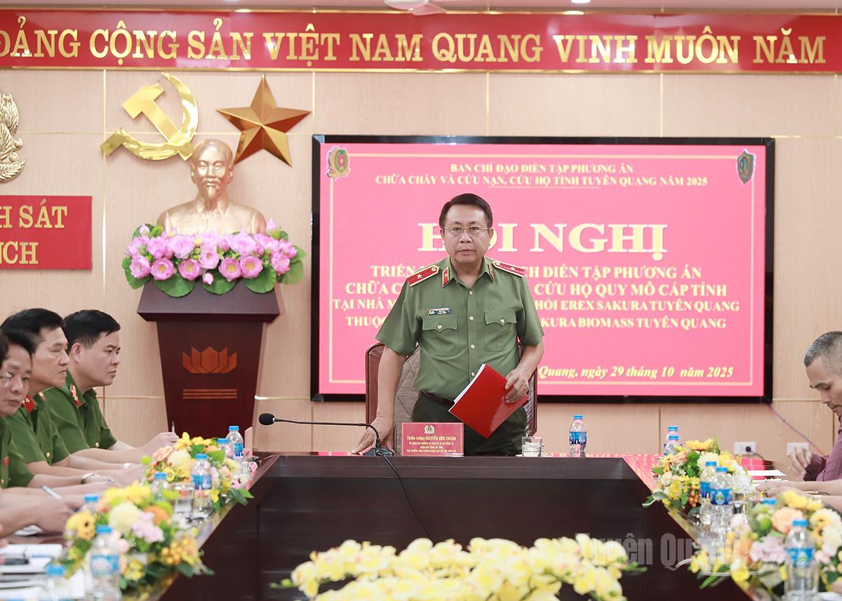 Le directeur de la police provinciale, Nguyen Duc Thuan, a prononcé un discours lors de la conférence.