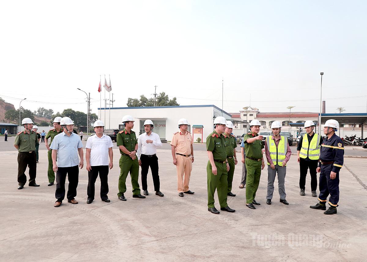 Les membres du comité de pilotage ont assisté à la conférence pour examiner le plan de lutte contre les incendies et de sauvetage mis en œuvre au niveau provincial à l'usine de combustible biomasse Erex Sakura de Tuyen Quang.