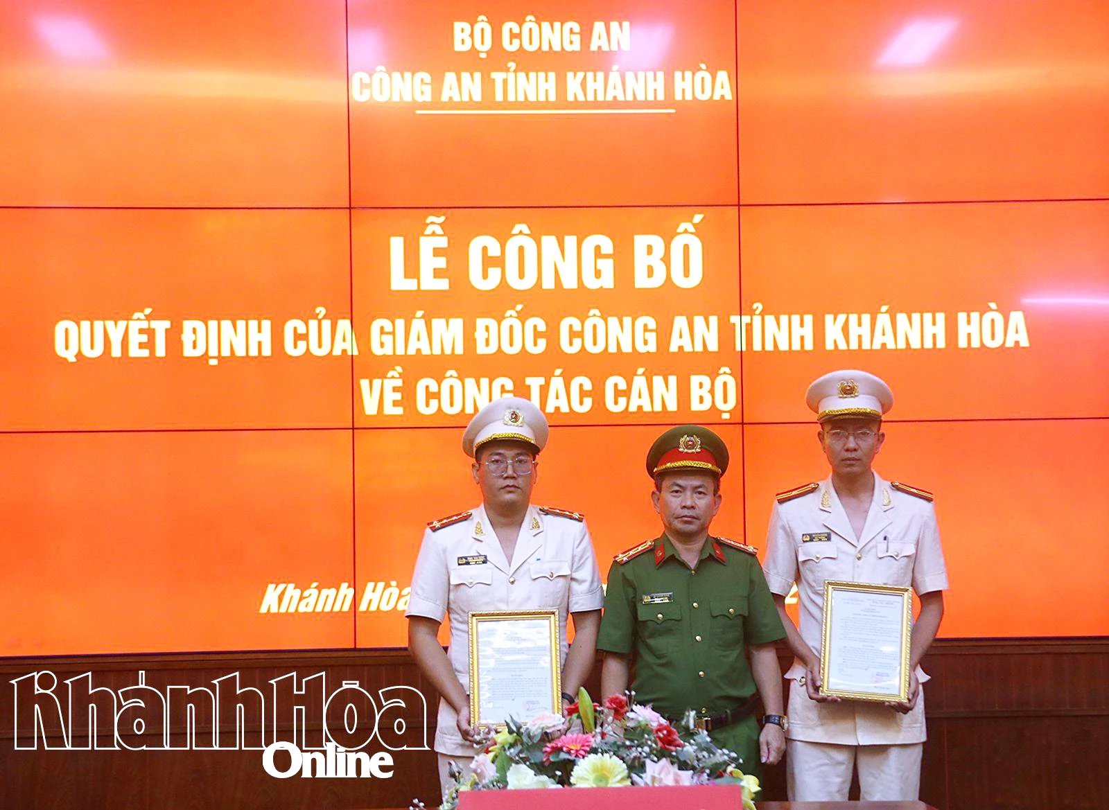 Oberst Le Quang Dong presenterte avgjørelsen fra den provinsielle politidirektøren for sjefen for brann- og redningsteamet i region 8.