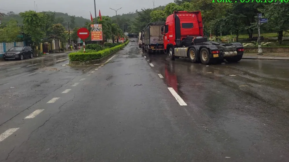 ڈاک زون پل پر پھنسی گاڑیاں بحفاظت خم ڈک کمیون، دا نانگ شہر میں پہنچ گئی ہیں۔