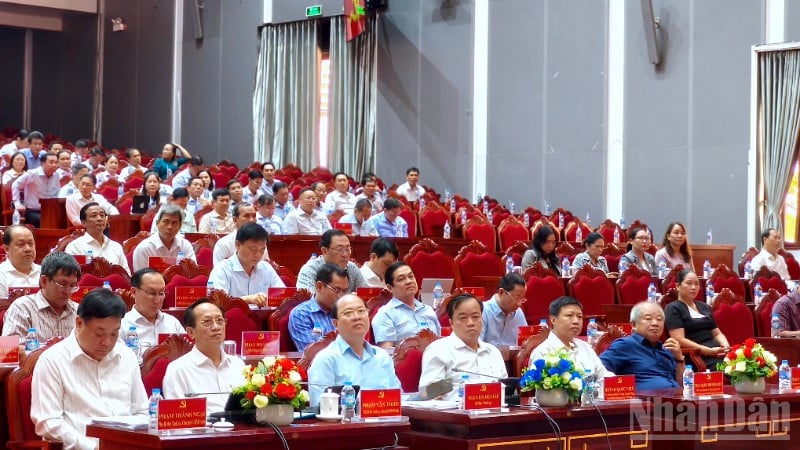 Anggota tetap Komite Partai Provinsi Ca Mau (baris pertama) menghadiri dan memimpin konferensi pada sore hari tanggal 29 Oktober.