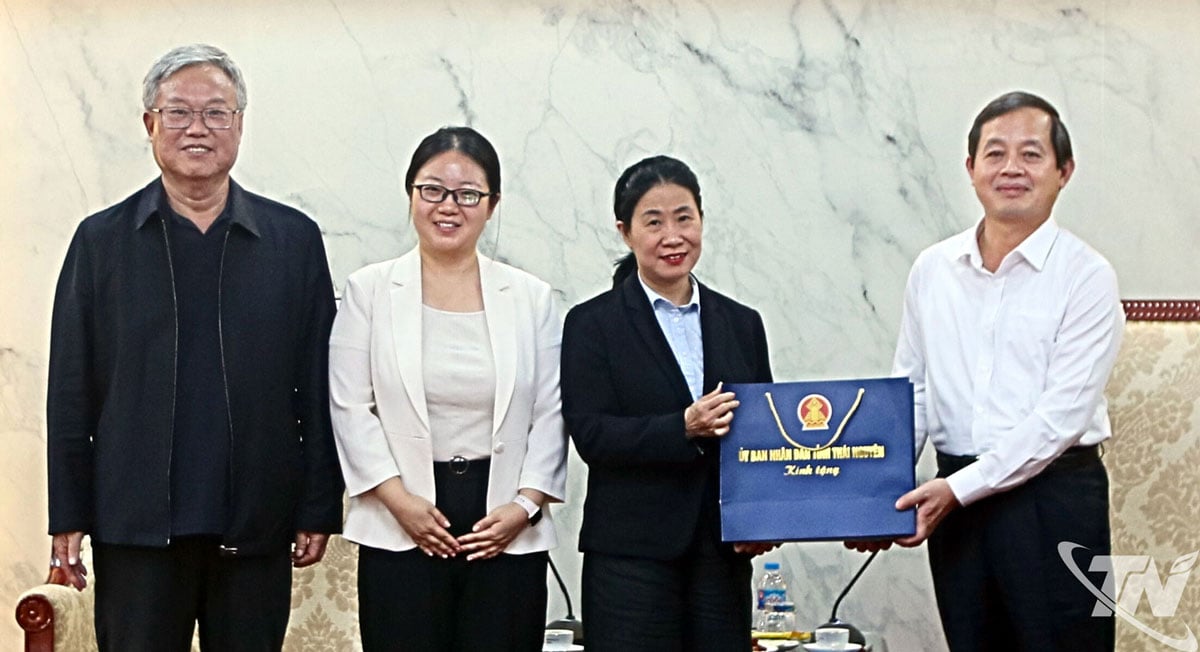 O camarada Pham Hoang Son oferece presentes.