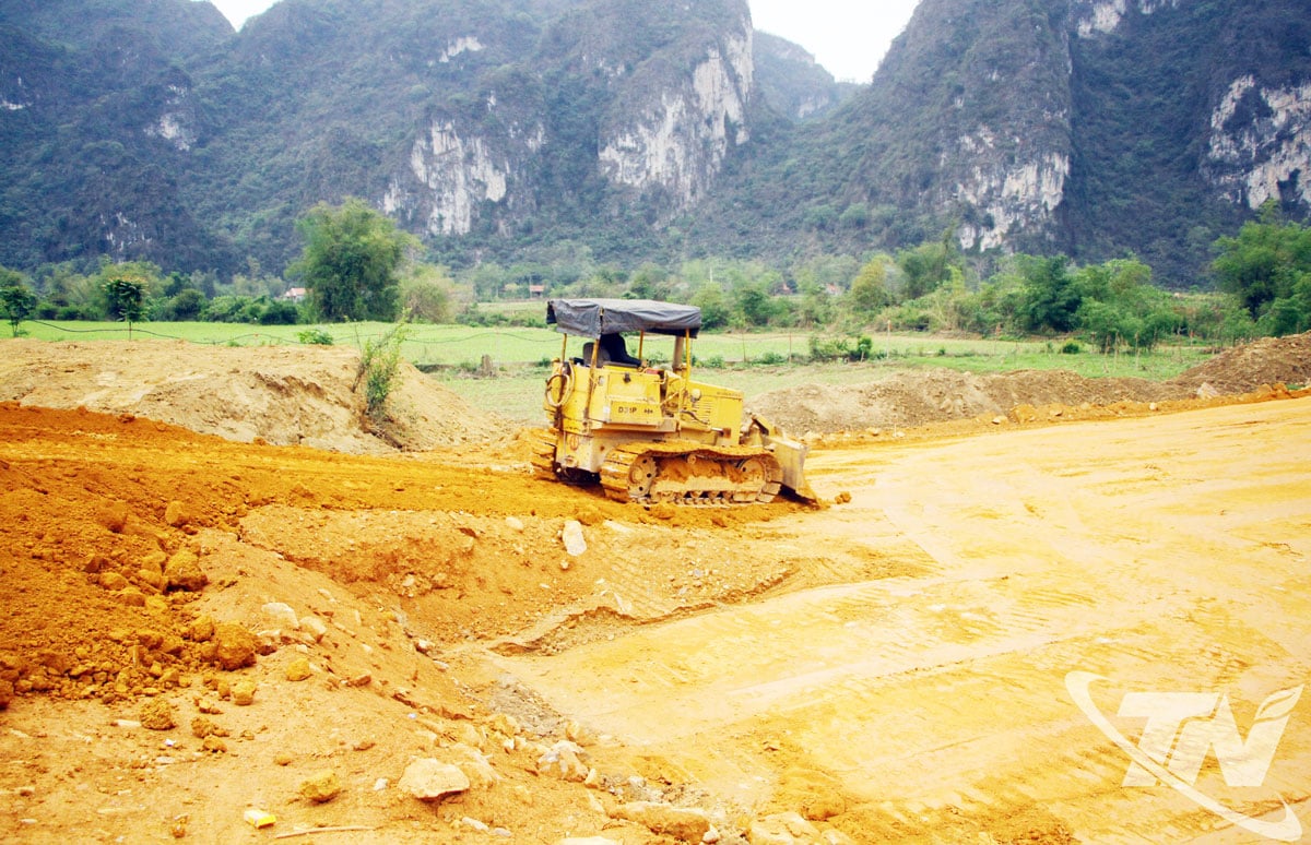 Kontraktor berfokus pada percepatan kemajuan konstruksi jalan raya.