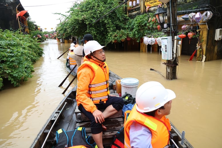 EVNCPC huy động toàn lực khắc phục sự cố điện do mưa lũ- Ảnh 1.