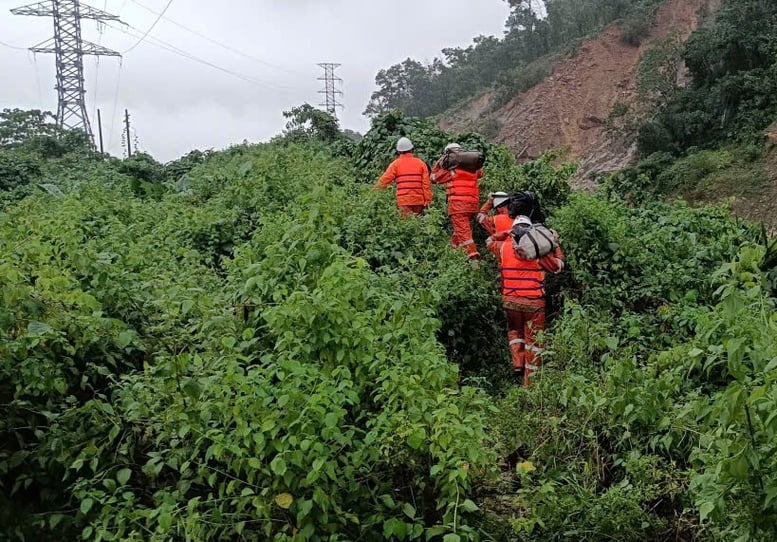 EVNCPC huy động toàn lực khắc phục sự cố điện do mưa lũ- Ảnh 2.