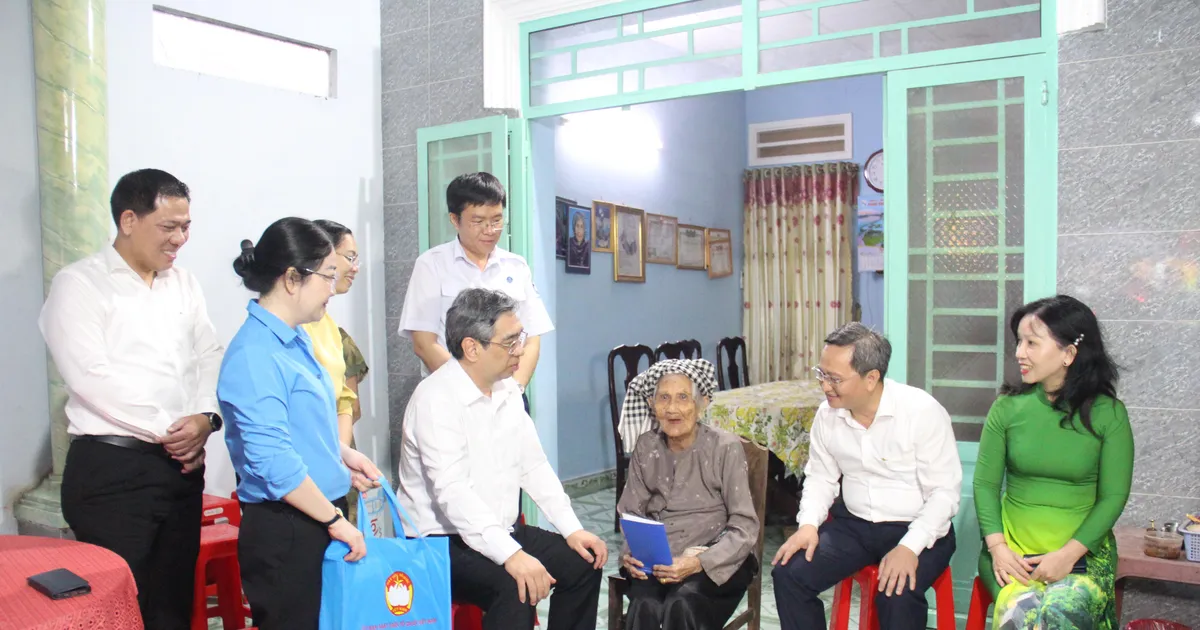 Lãnh đạo TPHCM thăm, tặng quà người có công tiêu biểu