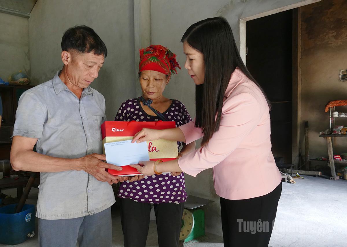 A camarada Le Thi Thanh Tra, membro do Comitê Provincial do Partido e vice-presidente do Conselho Popular Provincial, entregou presentes a famílias carentes da comuna.