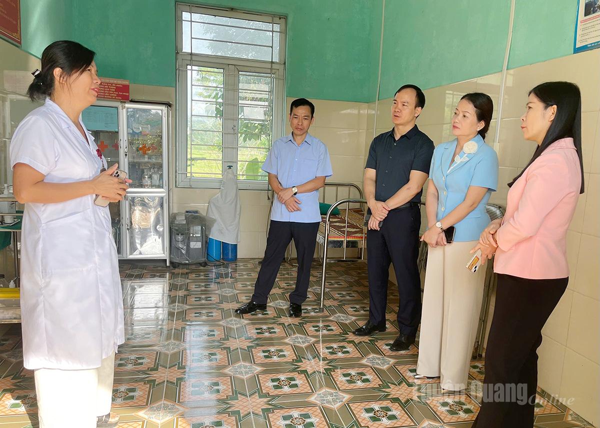 A equipe de inspeção inspecionou o Posto Médico Quang Minh, na comuna de Bac Quang.