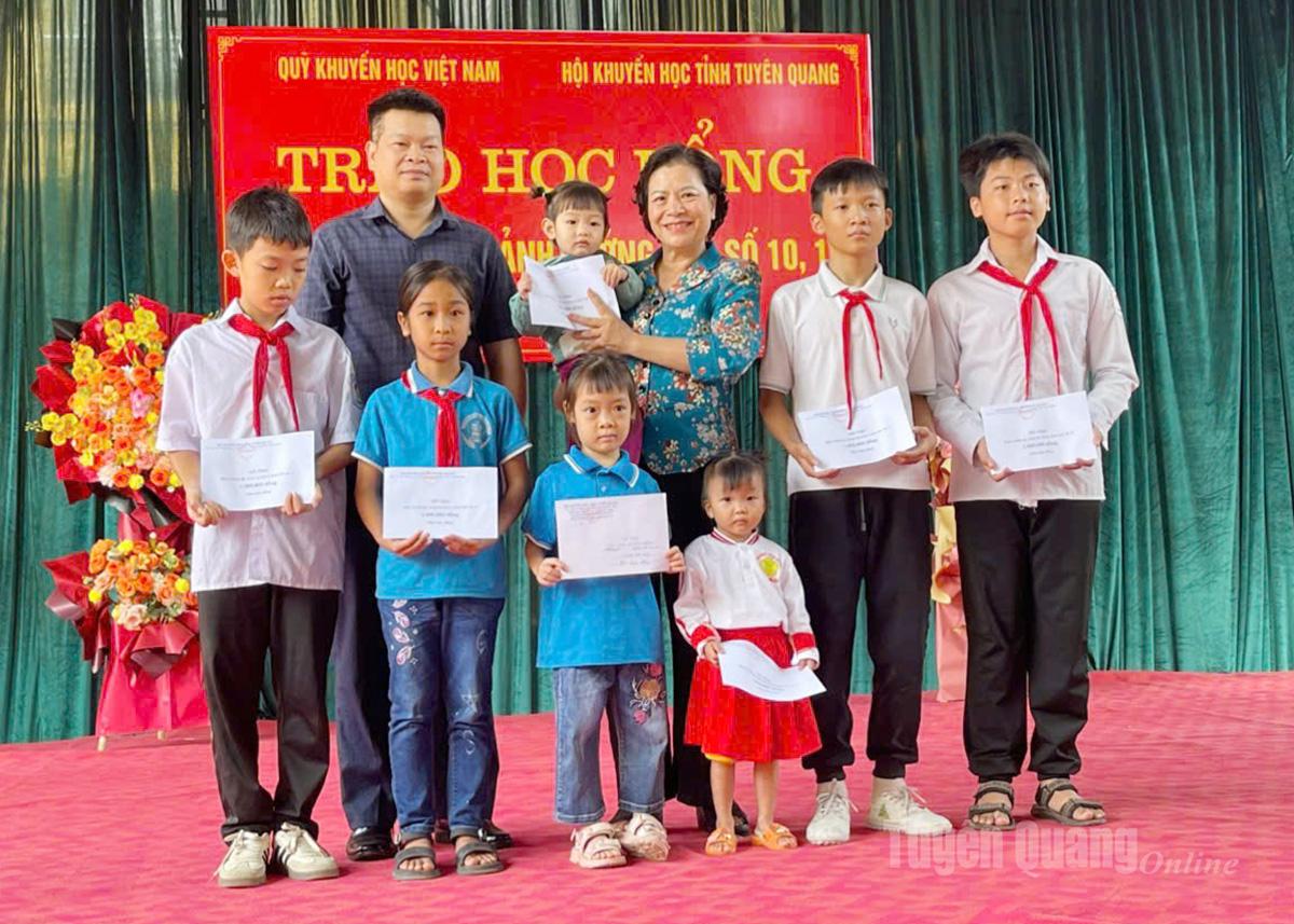 Pemimpin Persatuan Promosi Pendidikan Wilayah menganugerahkan biasiswa untuk menyokong pelajar di komune Na Hang yang terjejas oleh ribut No. 10 dan No. 11.