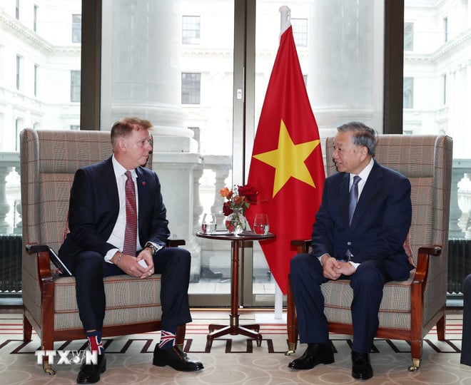 জেনারেল সেক্রেটারি টু ল্যাম এয়ারবাস গ্রুপ এশিয়া-প্যাসিফিকের সিনিয়র ভাইস প্রেসিডেন্ট ক্রিস ড্রুয়ারকে স্বাগত জানান। (ছবি: থং নাট/ভিএনএ) ttxvn-tong-bi-thu-to-lam-tiep-pho-chu-tich-cap-cao-tap-doan-airbus-khu-vuc-chau-a-thai-binh-duong-chris-drewer-8372978-4.jpg