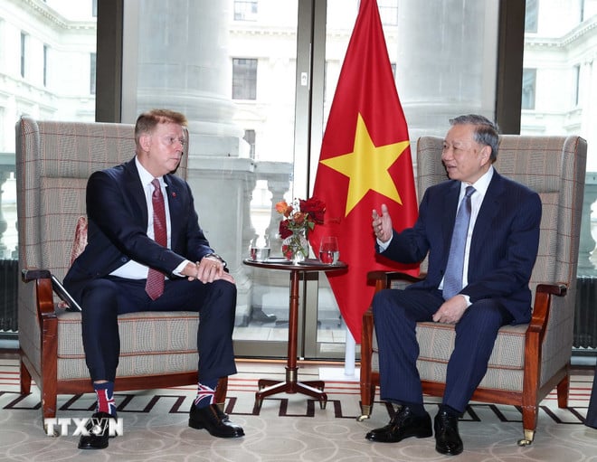 জেনারেল সেক্রেটারি টু ল্যাম এয়ারবাস গ্রুপ এশিয়া-প্যাসিফিকের সিনিয়র ভাইস প্রেসিডেন্ট ক্রিস ড্রুয়ারকে স্বাগত জানান। (ছবি: থং নাট/ভিএনএ) ttxvn-tong-bi-thu-to-lam-tiep-pho-chu-tich-cap-cao-tap-doan-airbus-khu-vuc-chau-a-thai-binh-duong-chris-drewer-8372978-1.jpg