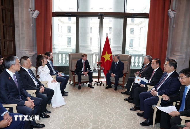 জেনারেল সেক্রেটারি টু ল্যাম এয়ারবাস গ্রুপ এশিয়া-প্যাসিফিকের সিনিয়র ভাইস প্রেসিডেন্ট ক্রিস ড্রুয়ারকে স্বাগত জানান। (ছবি: থং নাট/ভিএনএ) ttxvn-tong-bi-thu-to-lam-tiep-pho-chu-tich-cap-cao-tap-doan-airbus-khu-vuc-chau-a-thai-binh-duong-chris-drewer-8372978-2.jpg