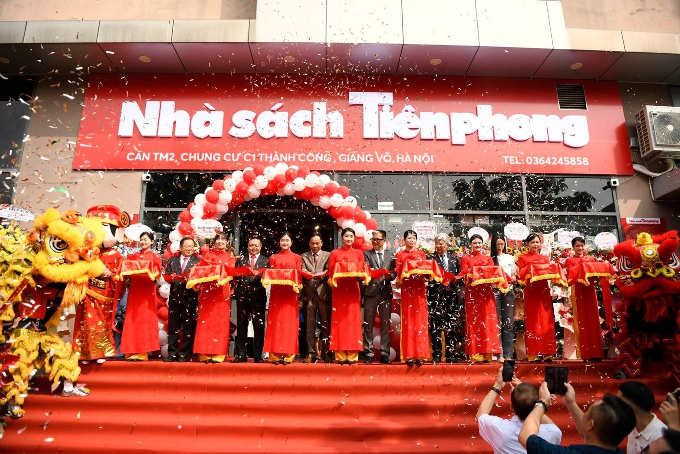 Panoramautsikt over det indre av Tien Phong Thanh Cong bokhandel med moderne og ungdommelig design.