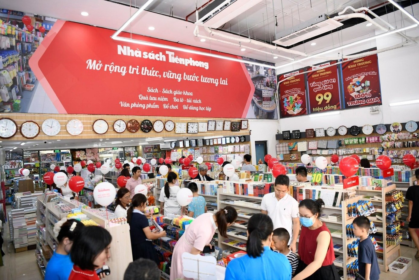 Bokhyllene er vitenskapelig ordnet, og er mangfoldige i sjangre.