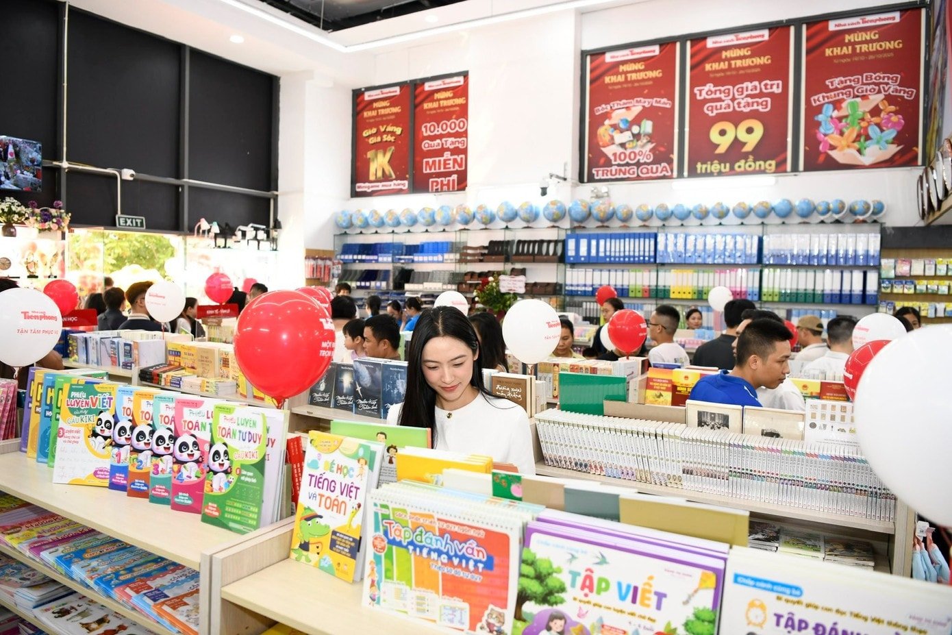 Unge mennesker velger bøker i bokhandelen.