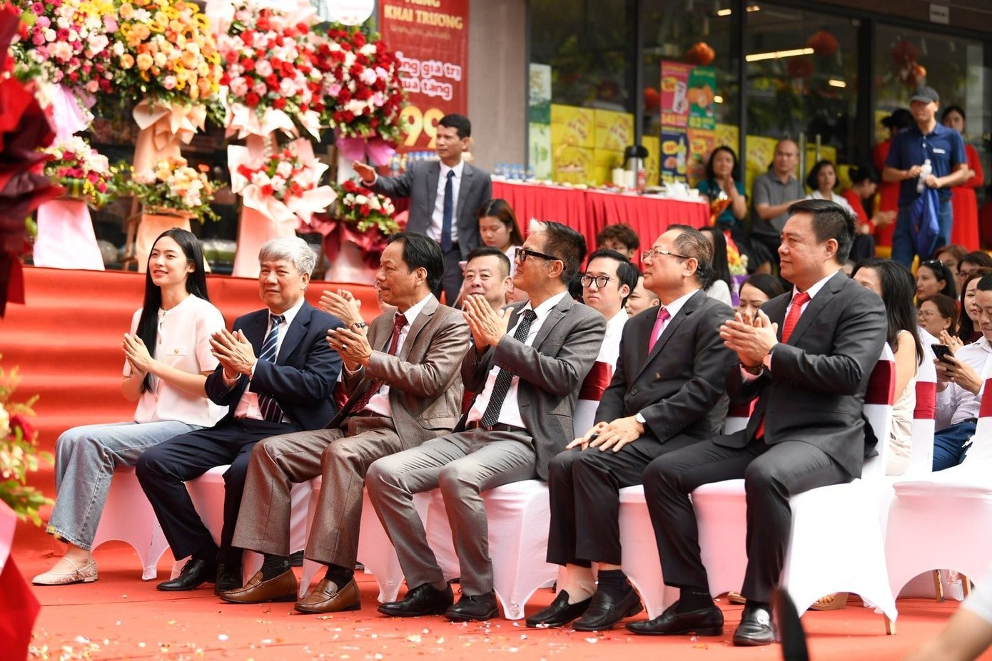 Kundene betaler i kassen.