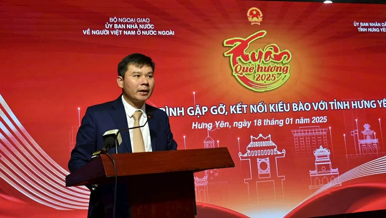 Mr. Nguyen Le Huy - Permanent Vice Chairman of Hung Yen province spoke at the Homeland Spring Program 2025 in Hung Yen. Ông Nguyễn Lê Huy - Phó Chủ tịch Thường trực tỉnh Hưng Yên phát biểu tại Chương trình Xuân Quê hương 2025 tại Hưng Yên.