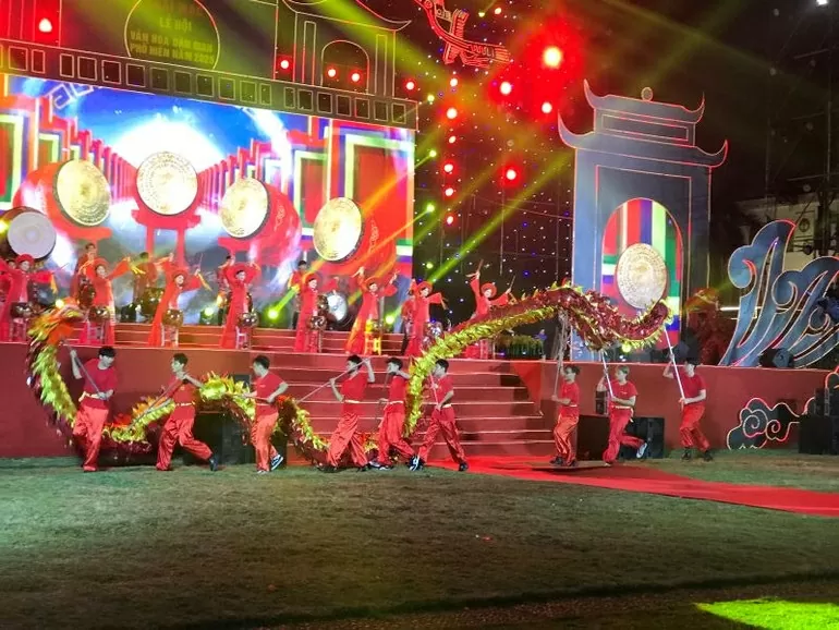 Dragon Dance at the opening ceremony of Pho Hien folk festival, Hung Yen city, Hung Yen province. Múa Rồng tại lễ khai mạc dân gian Phố Hiến, thành phố Hưng Yên, tỉnh Hưng Yên.