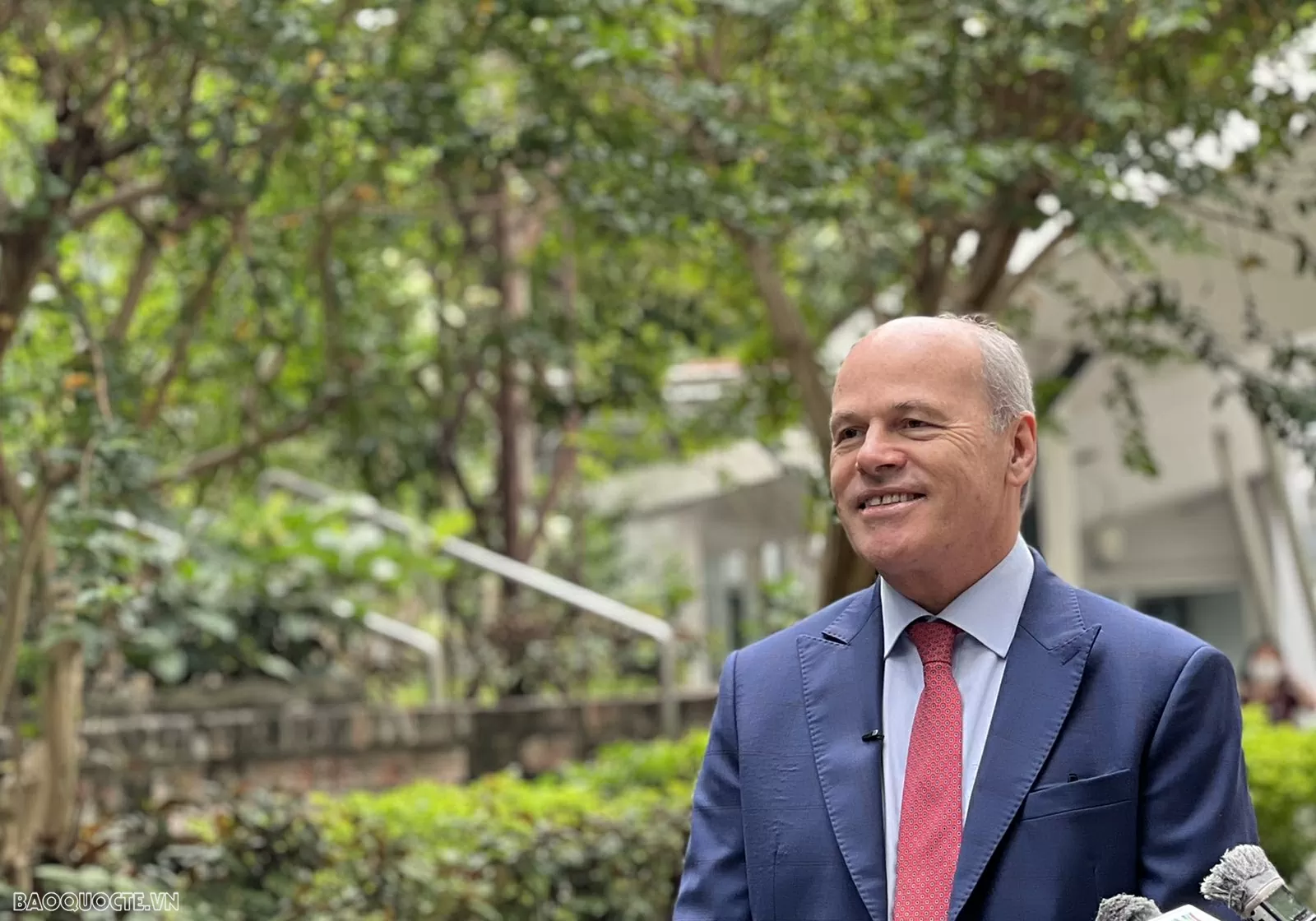 ឯកអគ្គរដ្ឋទូតកាណាដា៖ យុវជន Đại sứ Canada: Thanh niên