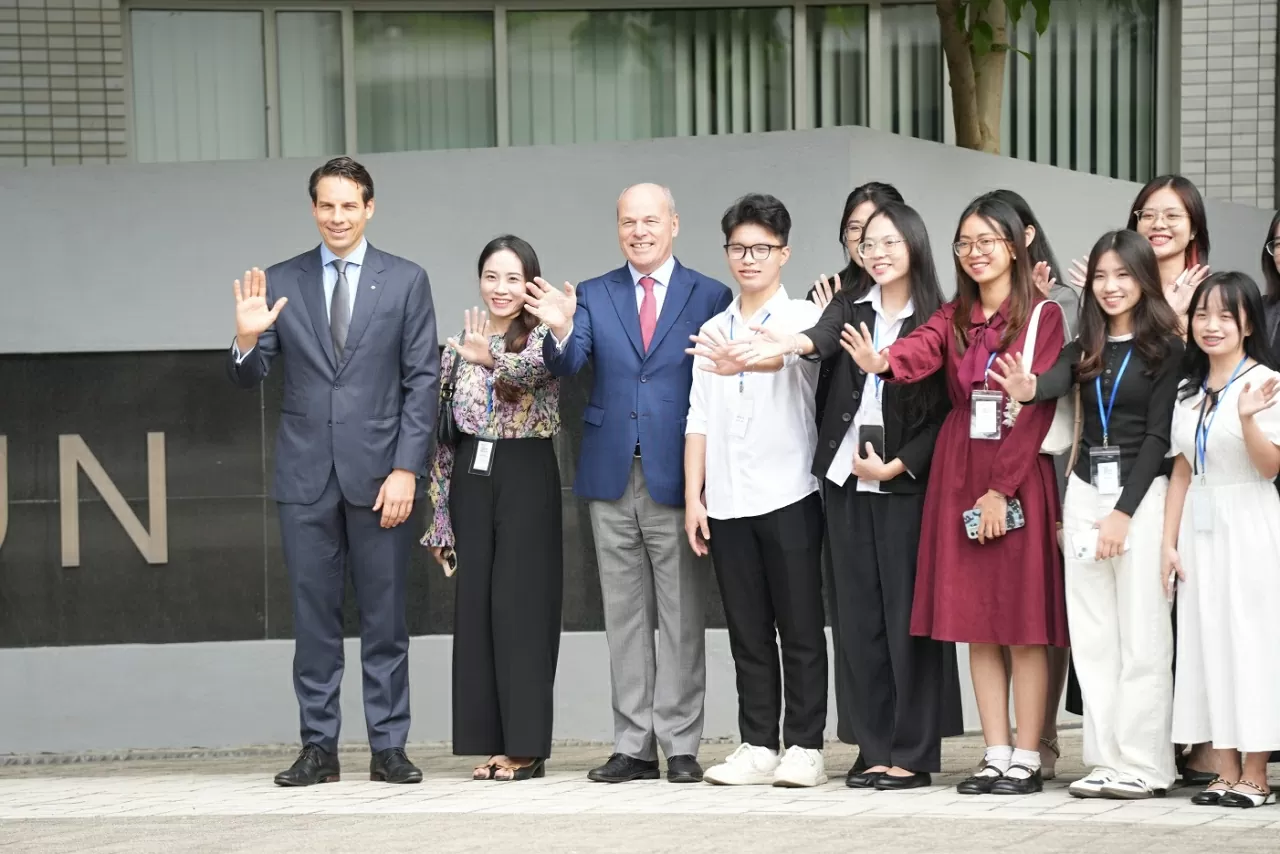 ឯកអគ្គរដ្ឋទូតកាណាដាផ្ញើសារចំនួន៣ទៅកាន់យុវជនវៀតណាម Đại sứ Canada gửi 3 thông điệp tới thanh niên Việt Nam