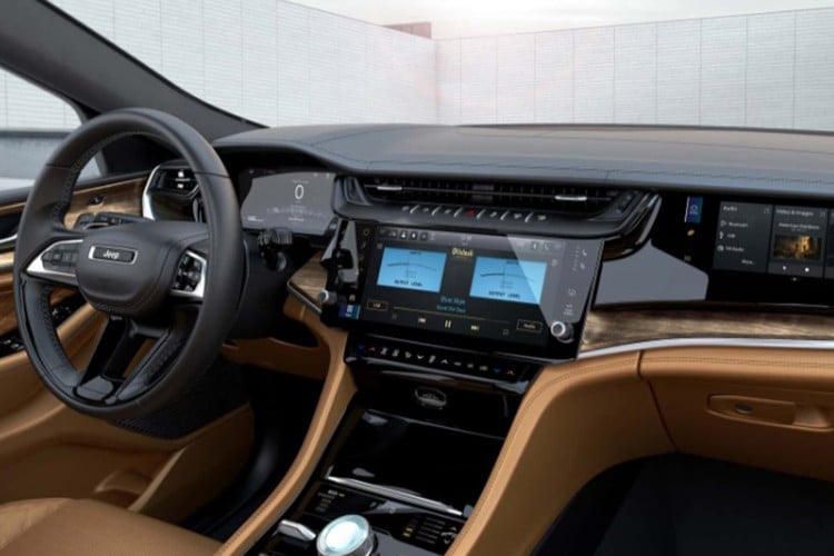 ນອກເໜືອໄປຈາກເຄື່ອງຈັກໃໝ່ແລ້ວ, ລົດ Jeep Grand Cherokee ປີ 2026 ຍັງໄດ້ຮັບການປັບປຸງໃໝ່ດ້ວຍການອອກແບບທີ່ທັນສະໄໝ ແລະ ທັນສະໄໝກວ່າ. ດ້ານໜ້າຂອງລົດມີຄວາມໂດດເດັ່ນດ້ວຍກະແຈ 7 ຊ່ອງທີ່ອອກແບບໃໝ່, ມາພ້ອມກັບໄຟໜ້າ LED ທີ່ອ່ອນກວ່າ ແລະ ດ້ານຫຼັງທີ່ຫຼຸດລົງ. ດ້ານຫຼັງຂອງລົດຍັງຖືກປັບປຸງດ້ວຍໄຟຫາງທີ່ອ່ອນກວ່າ ແລະ ດ້ານຫຼັງແບບສະປອດ. 5-885.jpg