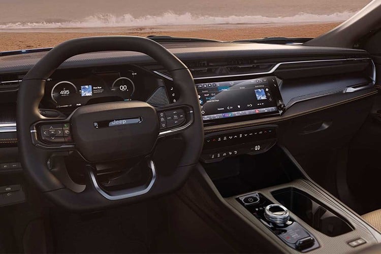 ພາຍໃນ, Jeep ໄດ້ປັບປຸງລະບົບ infotainment ດ້ວຍຫນ້າຈໍສູນກາງ 12.3 ນິ້ວຂະຫນາດໃຫຍ່, ພ້ອມກັບຫນ້າຈໍຮອງ 10.3 ນິ້ວສໍາລັບຜູ້ໂດຍສານທາງຫນ້າ. ພາຍໃນຍັງຄົງຮັກສາຄວາມຫລູຫລາ, ສະດວກສະບາຍ, ເປັນຈຸດແຂງຂອງ Grand Cherokee, ດ້ວຍທາງເລືອກຂອງວັດສະດຸຫນັງຊັ້ນນໍາແລະລາຍລະອຽດການຕັດໂລຫະ. 6-1749.jpg