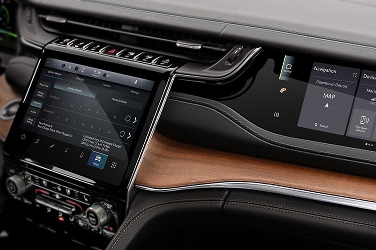 ຊ່ວງການຕັດຂອງ Grand Cherokee ປີ 2026 ໄດ້ຖືກຫຼຸດລົງຈາກຫ້າເປັນສາມການຕັ້ງຄ່າຕົ້ນຕໍ: Laredo, Limited, ແລະ Summit. ເຄື່ອງຈັກ 3.6L Pentastar V6 ທີ່ຄຸ້ນເຄີຍແມ່ນຍັງເປັນມາດຕະຖານໃນ Laredo, ໃນຂະນະທີ່ Laredo Altitude ແລະຮຸ່ນຂ້າງເທິງຈະມີທາງເລືອກຂອງເຄື່ອງຈັກໃຫມ່ Hurricane 4 Turbo. 10-5135.jpg