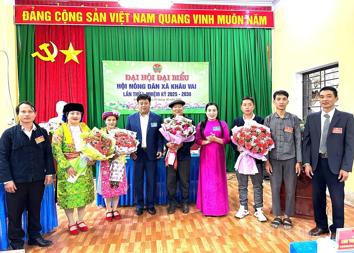 Líderes da Associação de Agricultores da província de Tuyen Quang e da comuna de Khau Vai ofereceram flores em sinal de felicitação ao Congresso.