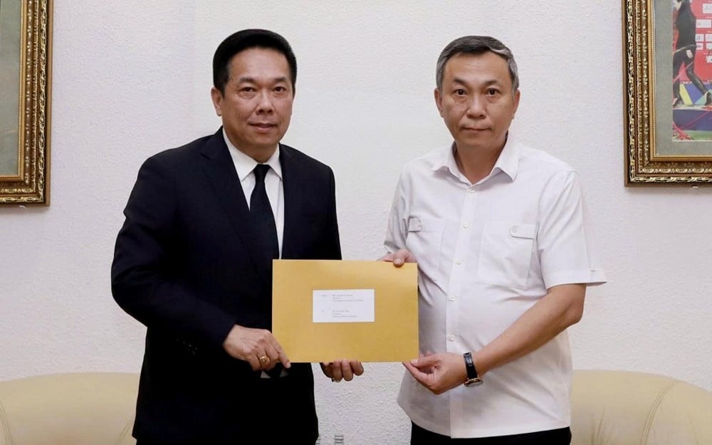 Vicepreședintele Federației Thailandeze de Fotbal a venit la VFF pentru a-și cere scuze pentru incidentul în care a afișat steagul vietnamez greșit - foto 1
