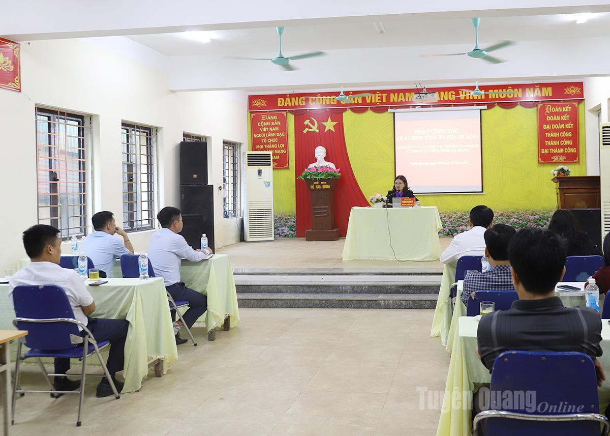 คณะทำงานของคณะกรรมการประชาชนจังหวัดทำงานร่วมกับวิทยาลัยวิศวกรรมศาสตร์และเทคโนโลยีห่าซาง