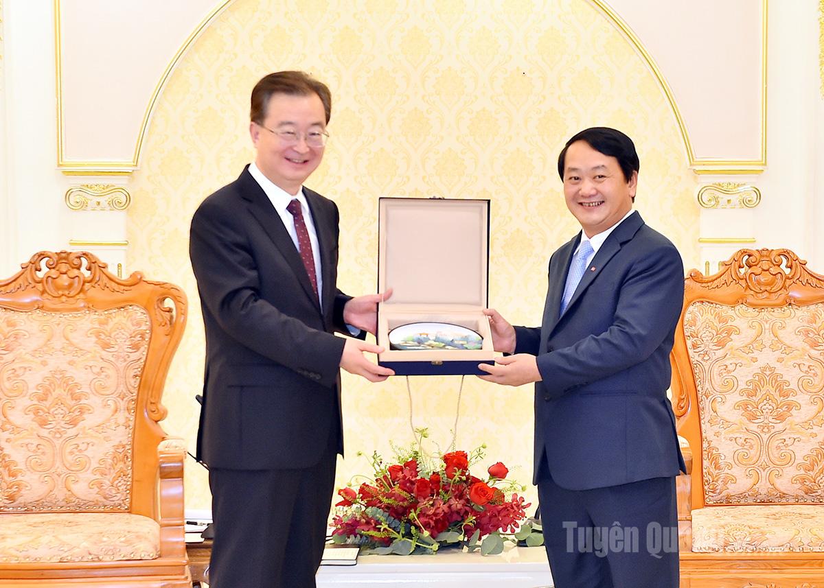 Wang Ning, secretário do Partido Comunista da província de Yunnan, entrega um presente a Hou A Lenh, secretário do Partido Comunista da província.