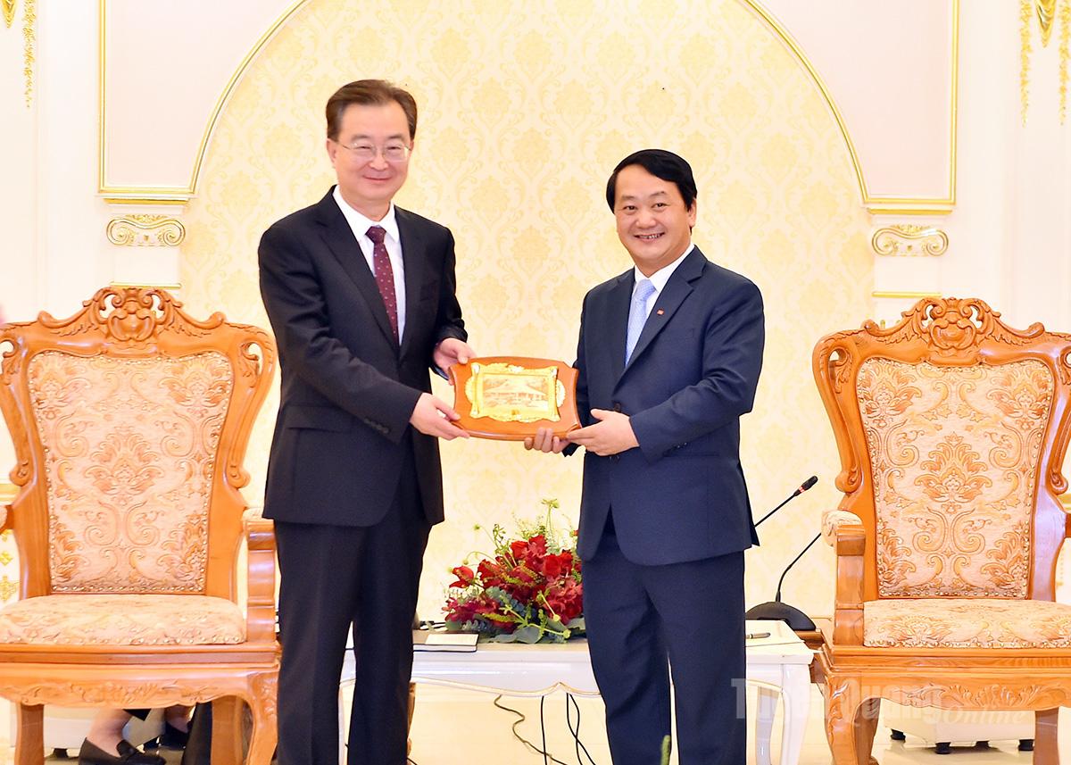 O camarada secretário provincial do Partido, Hau A Lenh, presenteou o camarada Vuong Ninh, secretário do Comitê Provincial do Partido de Yunnan.