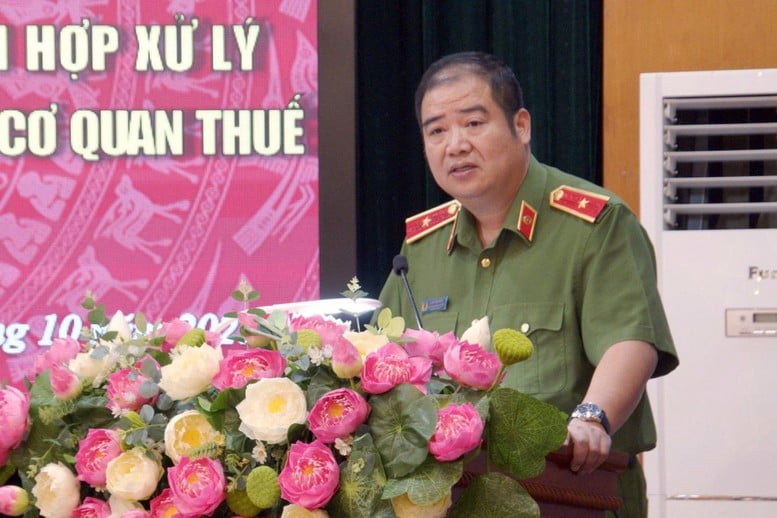 Pelatihan petugas polisi dalam mendeteksi pelanggaran - Foto 2. Bồi dưỡng nghiệp vụ công an cho công chức thuế trong phát hiện vi phạm- Ảnh 2.