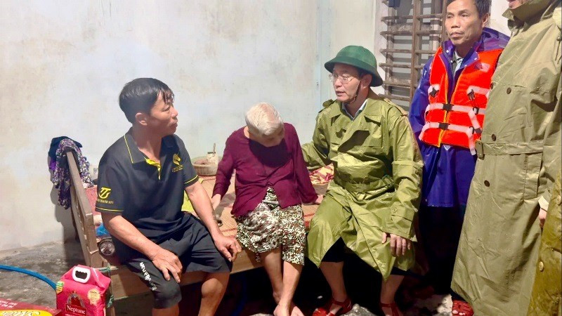 Ủy viên Trung ương Đảng, Bí thư Thành ủy Nguyễn Đình Trung thăm hỏi, động viên người già bị ảnh hưởng do lũ lụt.