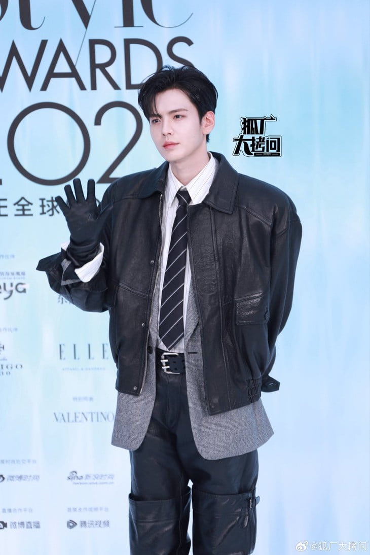 MC bị chỉ trích thiếu lịch sự vì trêu chọc Chung Sở Hy 'giành vị trí trung tâm' - Ảnh 13.